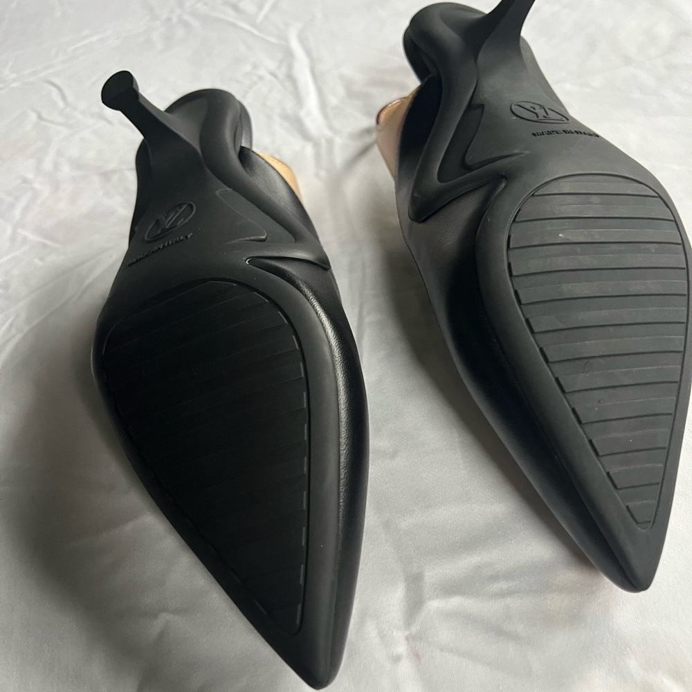 Nice sandals for any occasional, confor with 2 inch hills, support the arches.